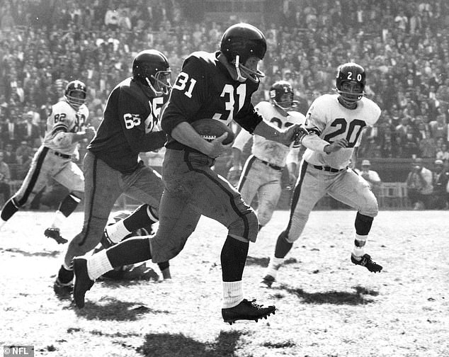 Bosseler carries the football during the Washington Redskins' loss against the Giants in 1963
