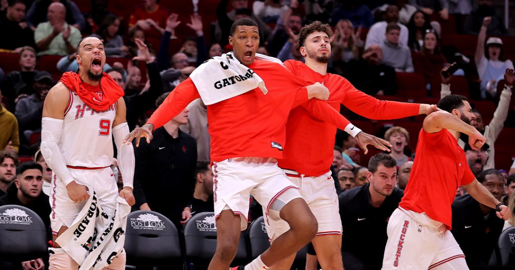 Dillon Brooks, Jabari Smith Jr e Alperen Sengun esultano durante una partita di pre season NBA 2024