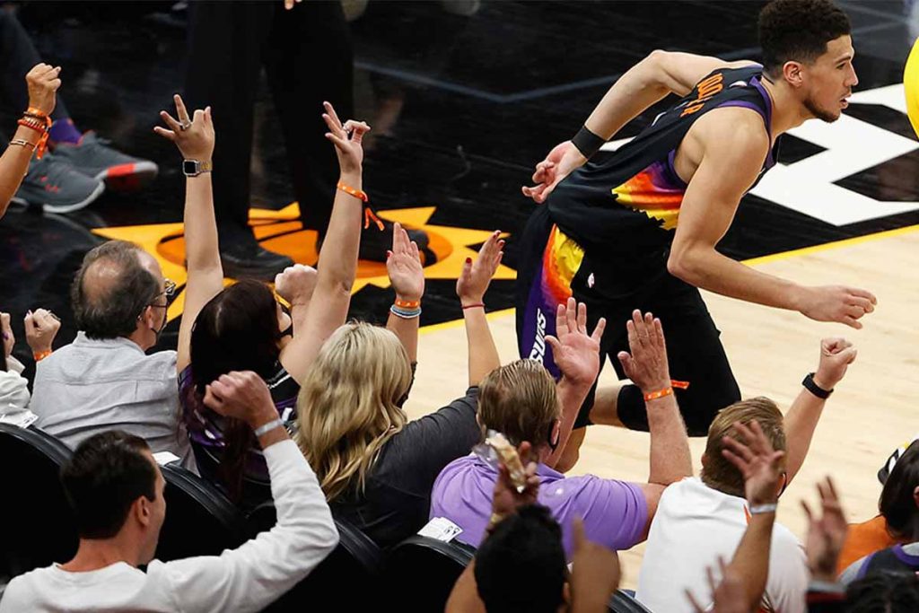 Devin Booker sostenuto dai tifosi dei Suns