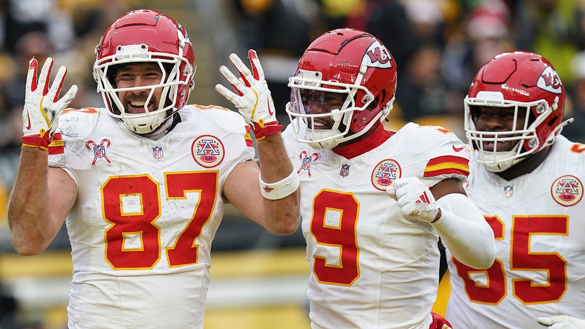 Travis Kelce celebrates