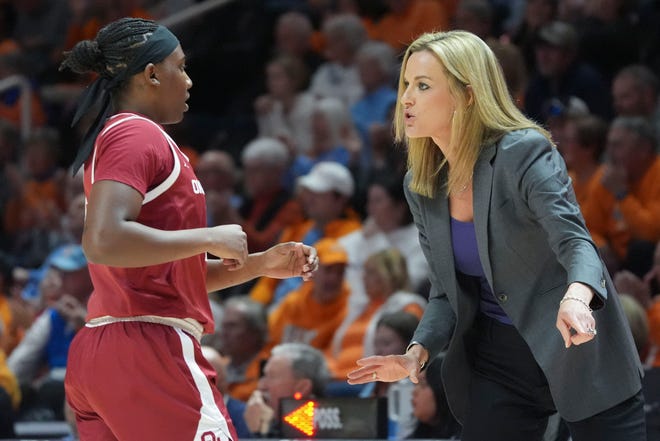 Oklahoma basketball coach Jennie Baranczyk talks to Reyna Scott (2) during the NCAA college basketball game against Tennessee on Sunday, Jan. 5, 2025 in Knoxville, Tenn.