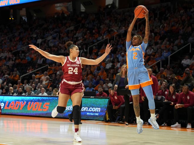 Tennessee's Ruby Whitehorn (2) catches the pass while guarded by Oklahoma's Skylar Vann (24) during an NCAA college basketball game on Sunday, Jan. 5, 2025 in Knoxville, Tenn.