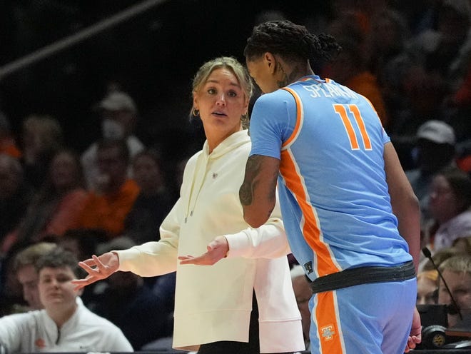 Tennessee basketball coach Kim Caldwell talks to Zee Spearman (11) during the NCAA college basketball game against Oklahoma on Sunday, Jan. 5, 2025 in Knoxville, Tenn.