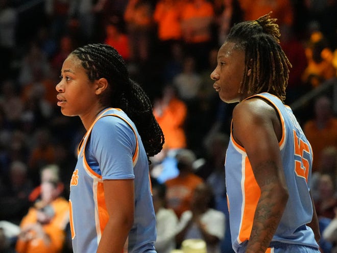 Jewel Spear (0) and Talaysia Cooper (55) in the final moments of the NCAA college basketball game against Oklahoma on Sunday, Jan. 5, 2025 in Knoxville, Tenn.