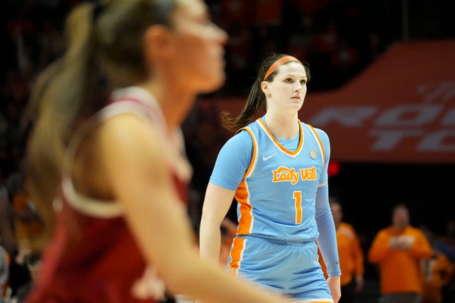 Tennessee's Sara Puckett (1) watches as she misses the final shot attempt of the NCAA college basketball game against Oklahoma on Sunday, Jan. 5, 2025 in Knoxville, Tenn.