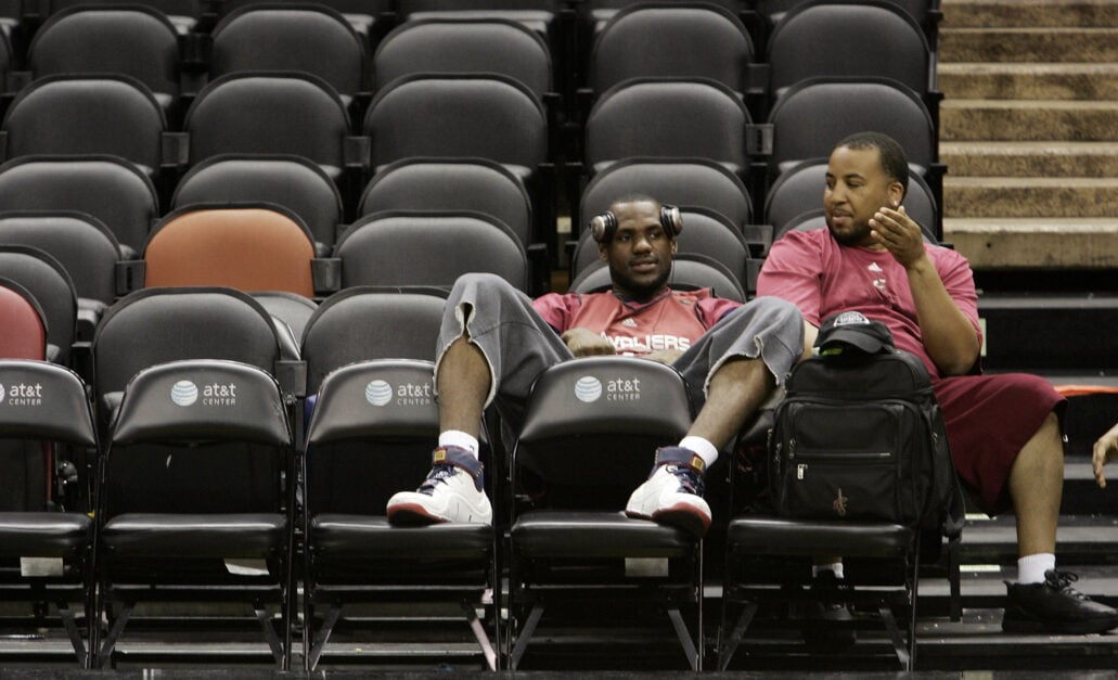 LeBron James (L) of Cleveland Cavaliers sits with his road manager Randy Mims (R) 08 June, 2007 during practice after game one of the NBA Finals ag...