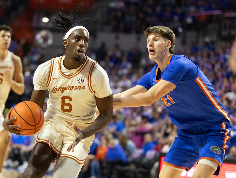 Texas forward Arthur Kaluma (6) drives on Florida forward Alex Condon (21) during the first...