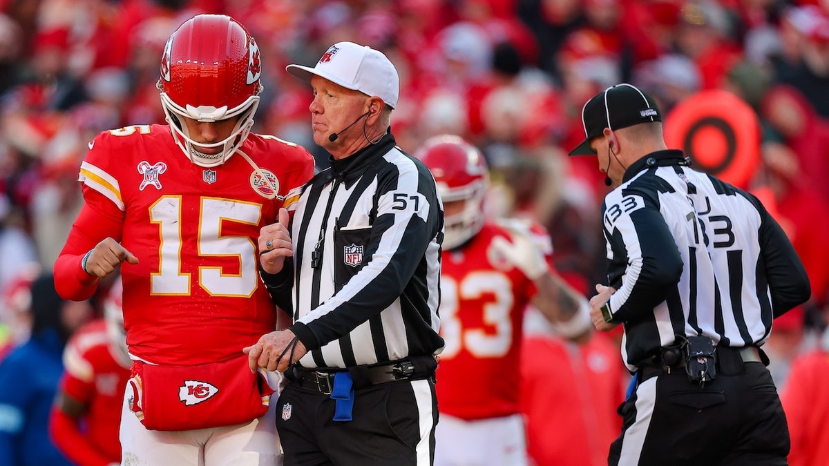 Pat mahomes with a ref