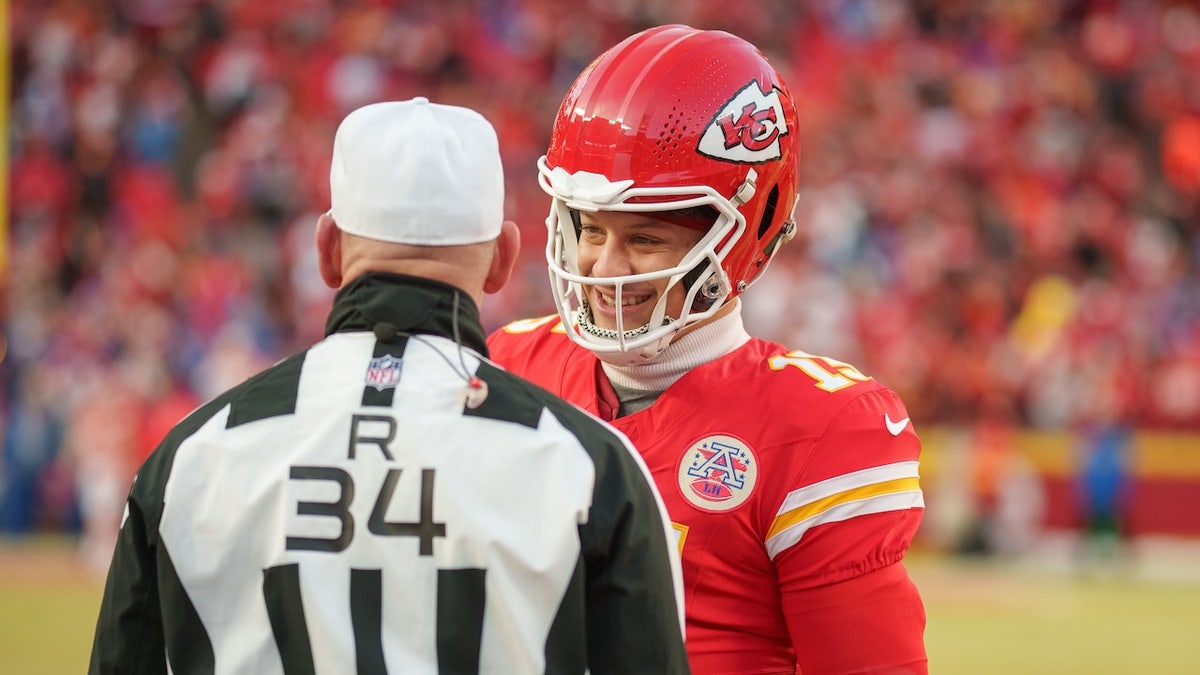 mahomes with ref