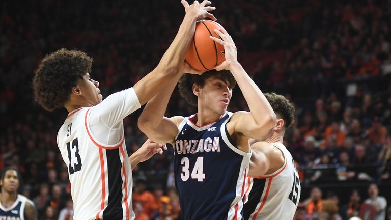 Gonzaga forward Braden Huff (34) drives in between Oregon State...