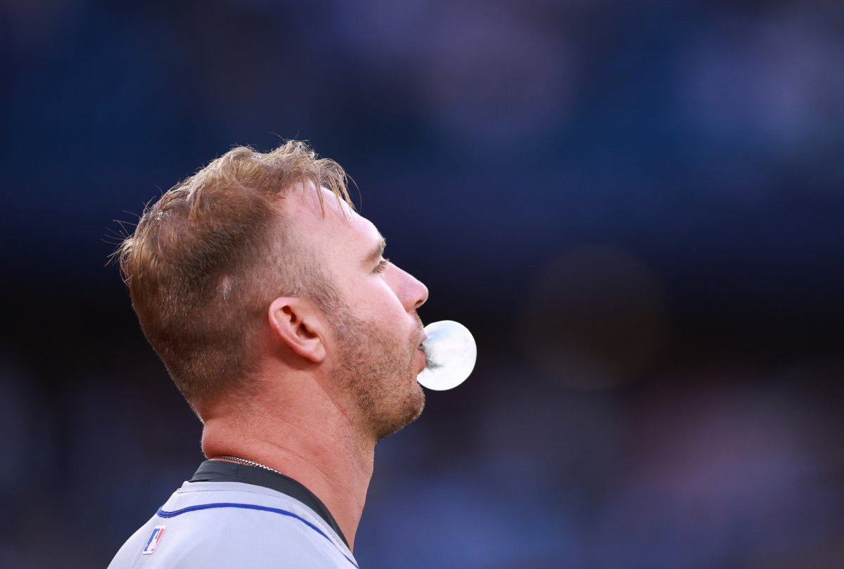 Pete Alonso blows a bubble