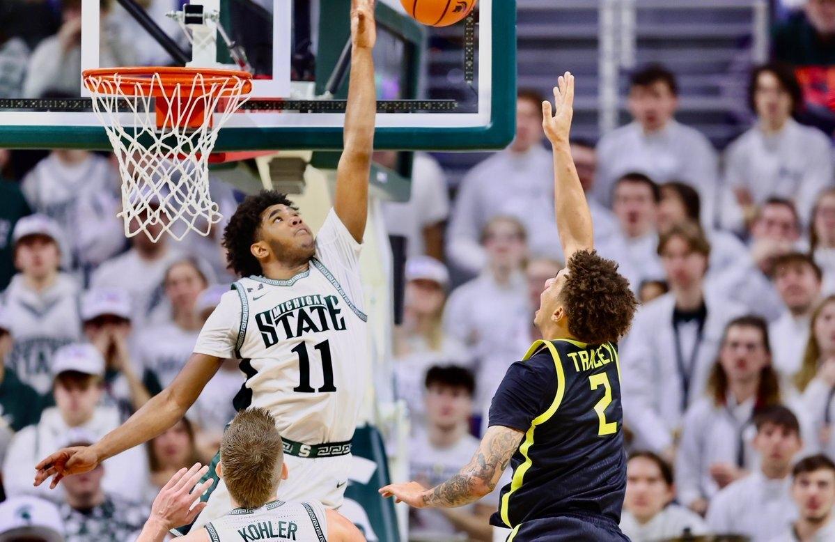 Michigan State's Jase Richardson blocks a layup against Oregon