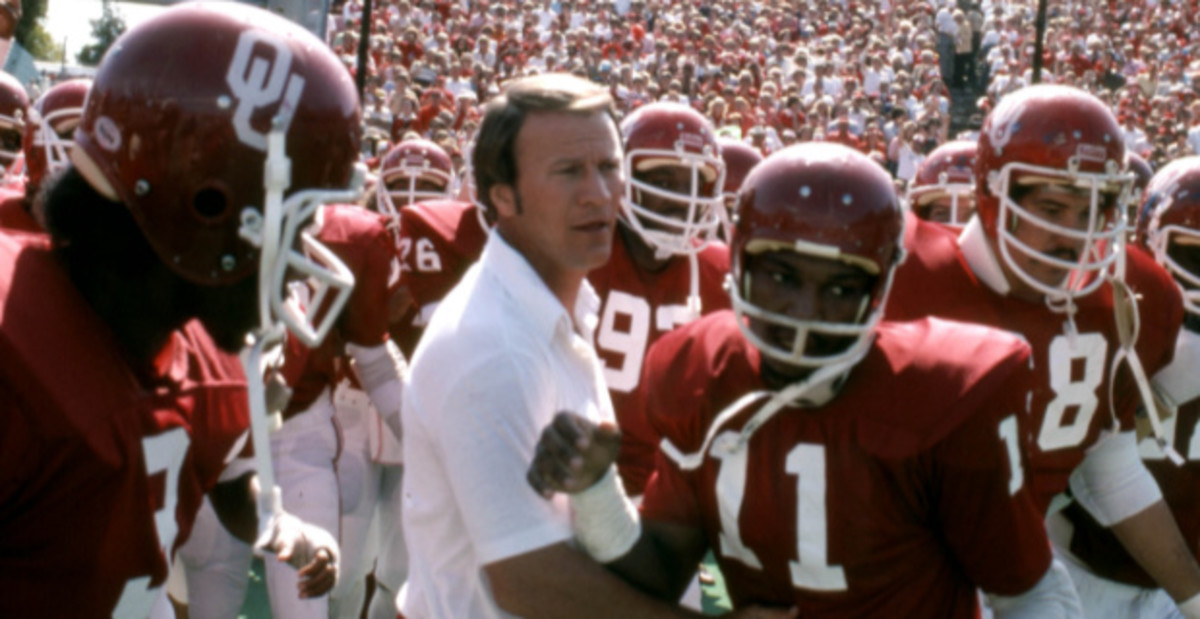 Oklahoma Sooners head coach Barry Switzer with his players before a college football game.