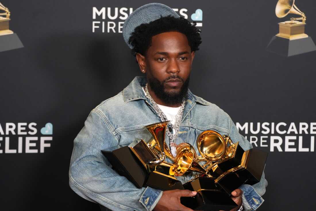 Kendrick Lamar with his five Grammy trophies.