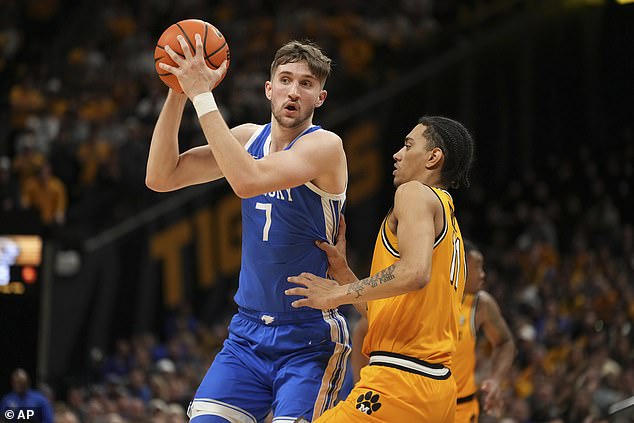 Kentucky's Andrew Carr (7) brings the ball down the court as Missouri's Trent Pierce (11) defends