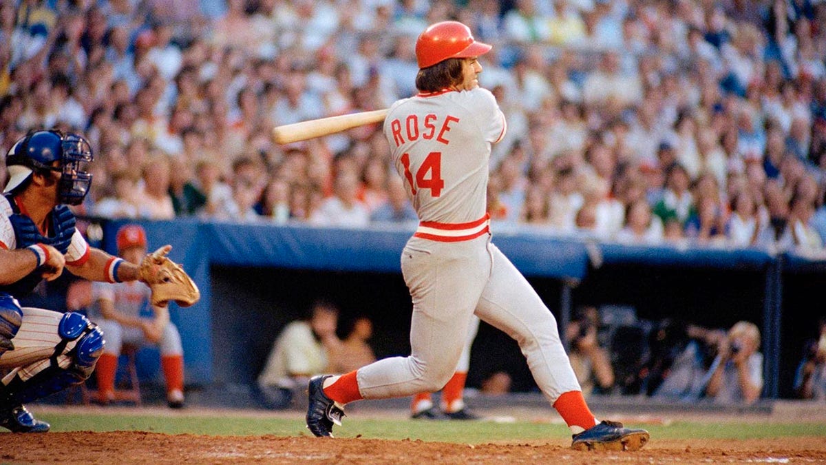 Pete Rose swings