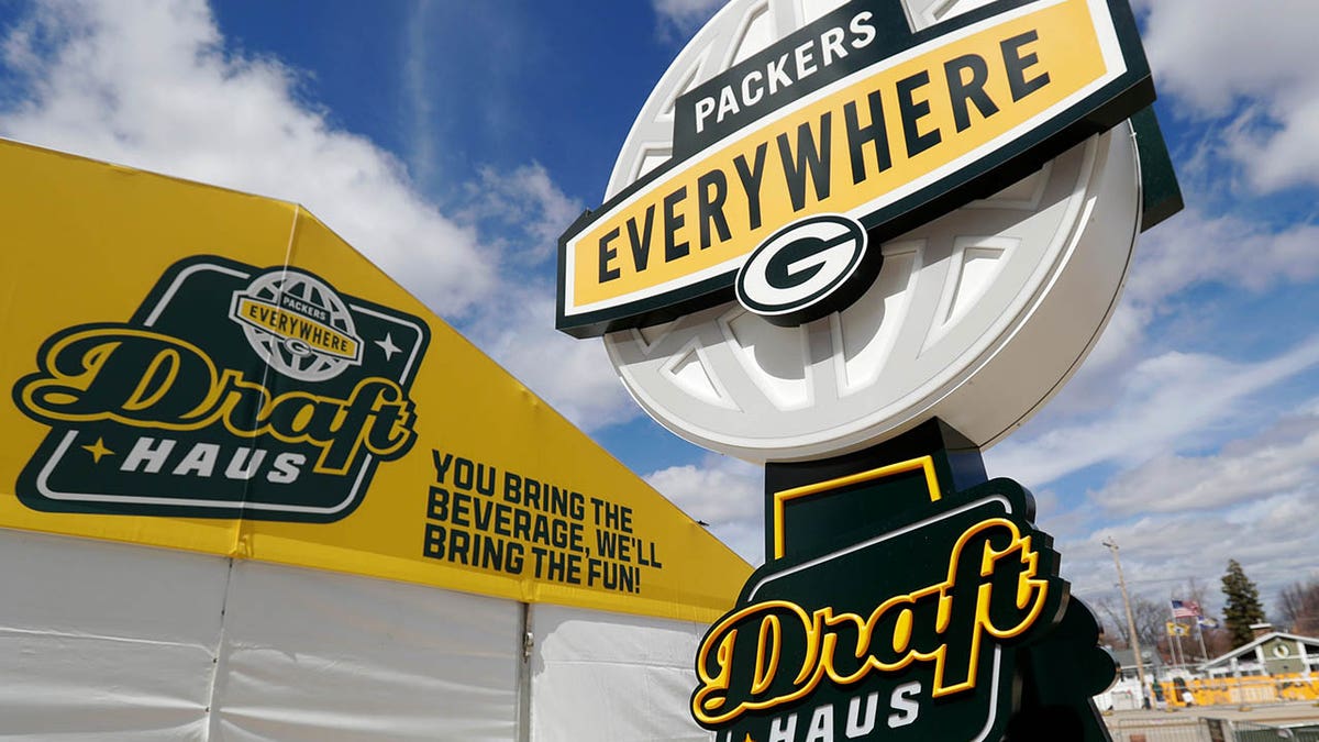 Packers sign in Green Bay