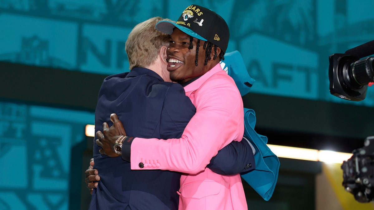 Travis Hunter embraces Roger Goodell