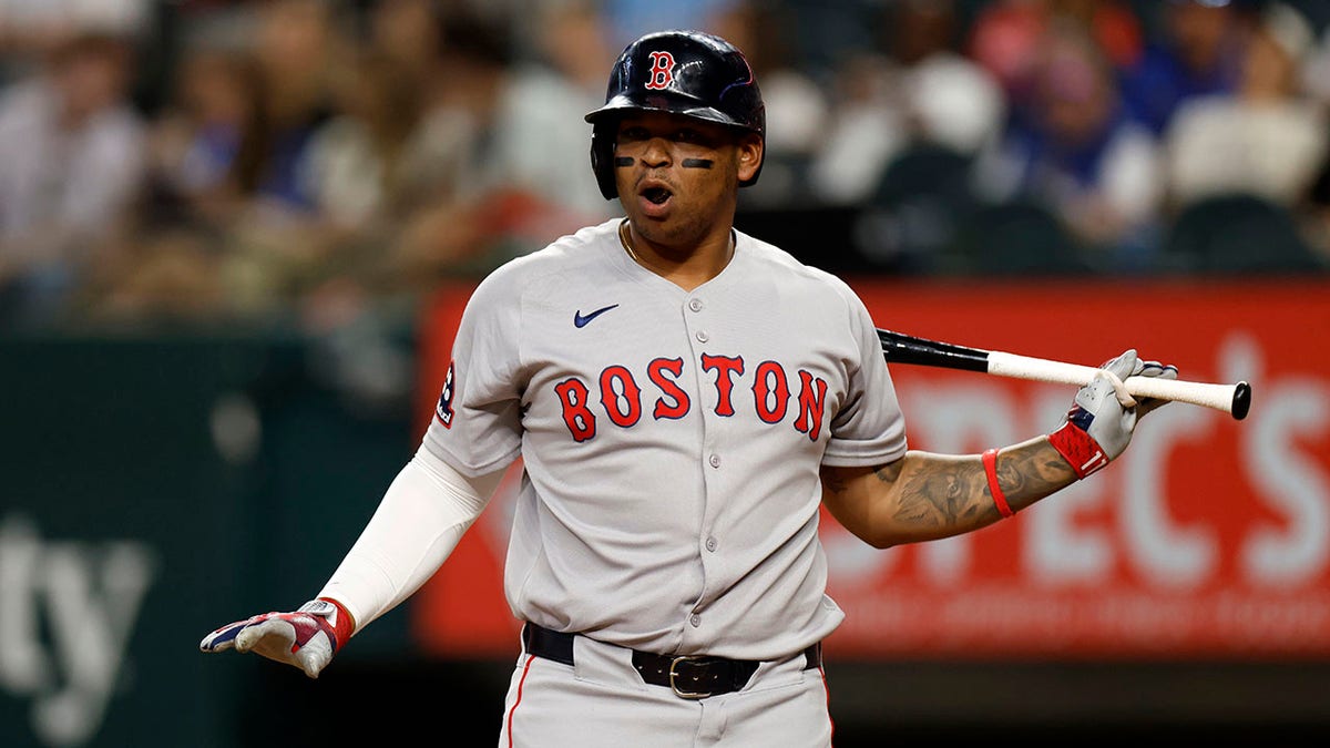 Rafael Devers reacts