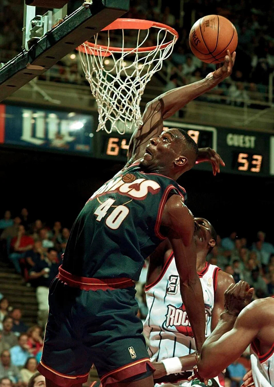 Shawn Kemp goes to dunk the ball.