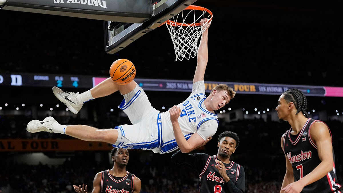 Cooper Flagg dunks