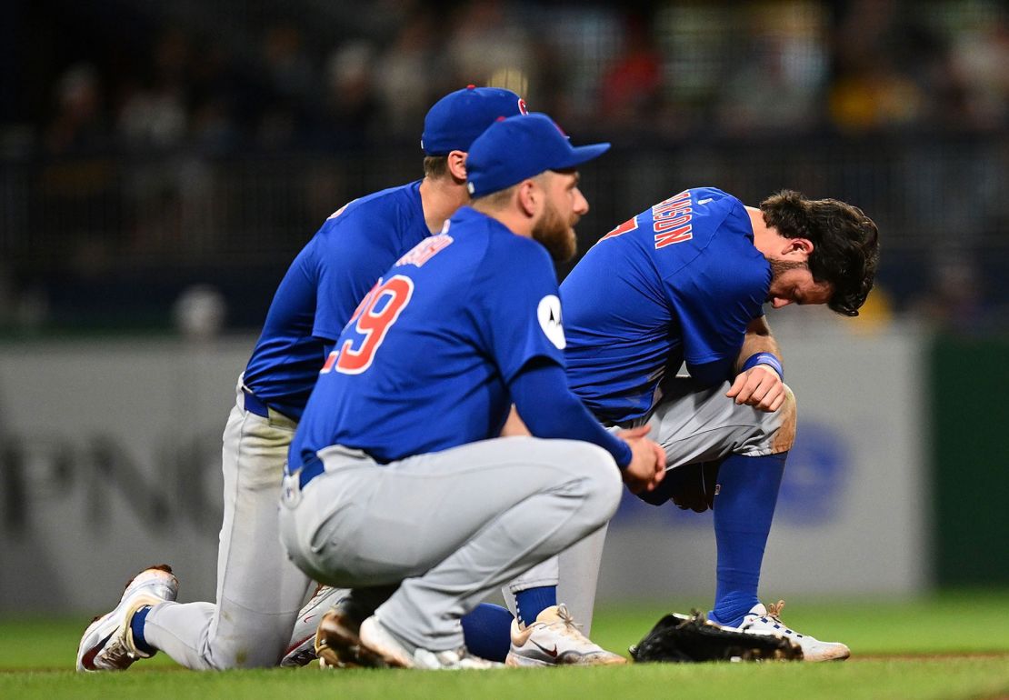 Players from both the Pirates and Cubs knelt in concern for Markwood.