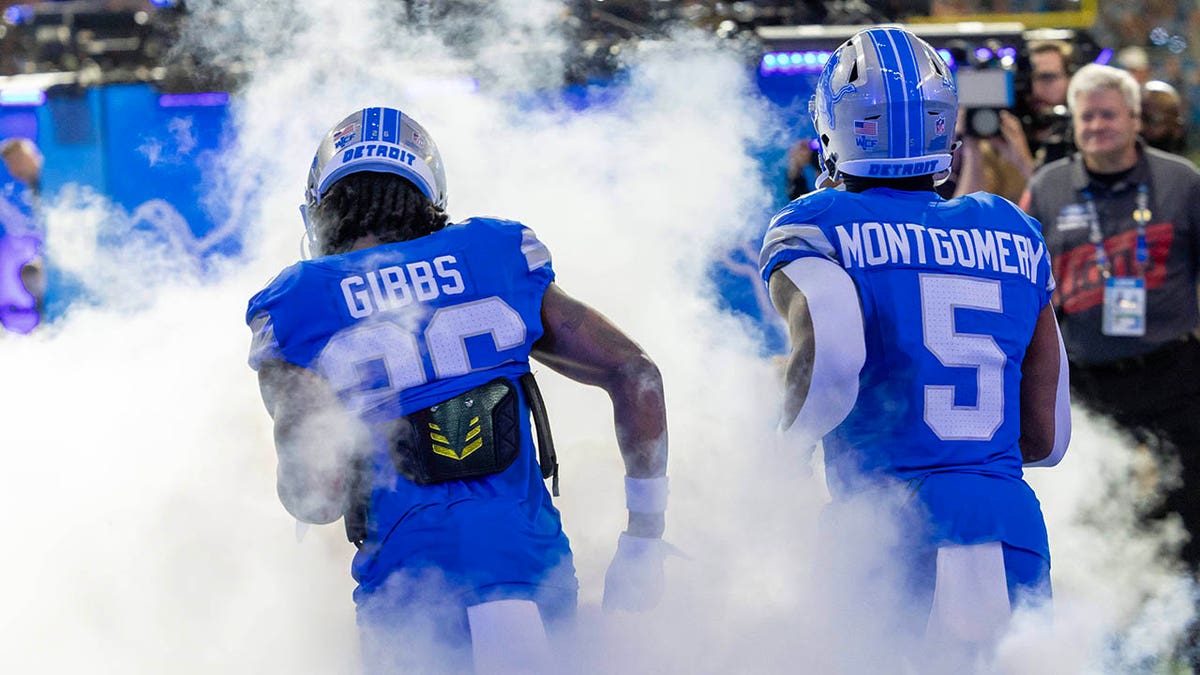 Jahmyr Gibbs and David Montgomery run out