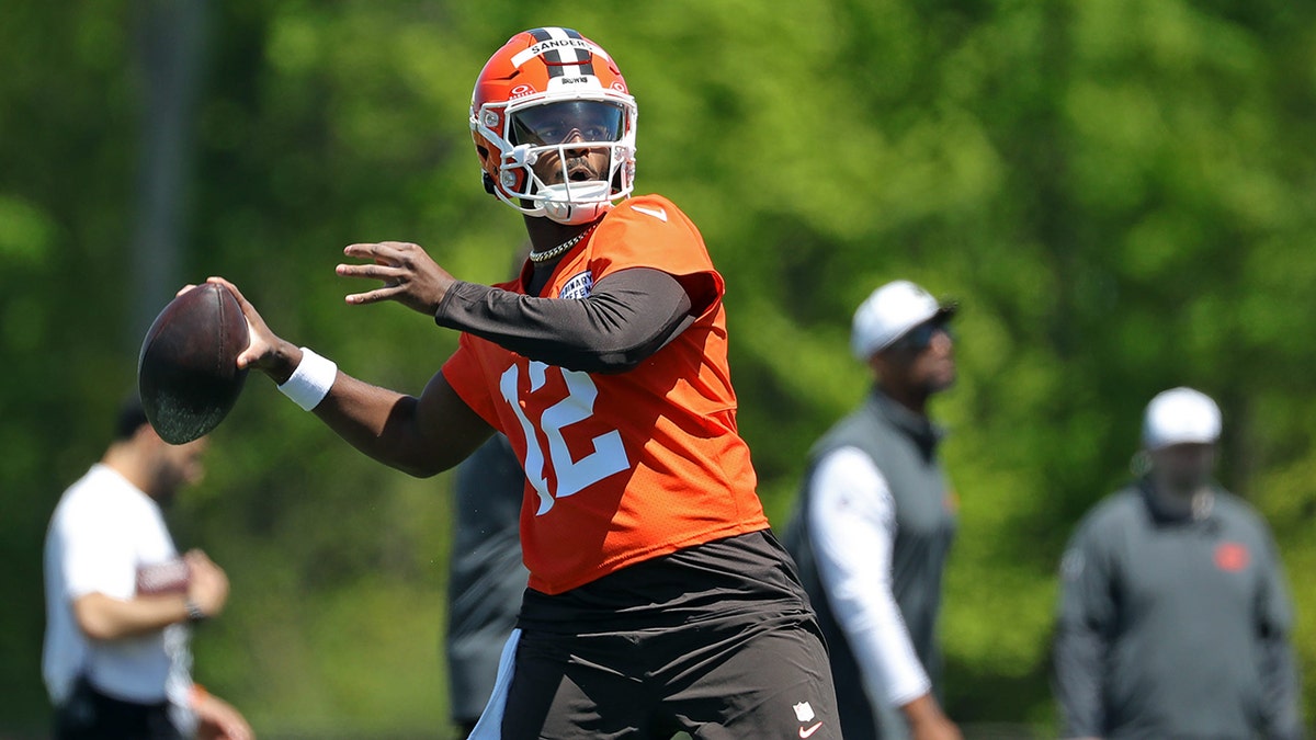 Shedeur Sanders throws