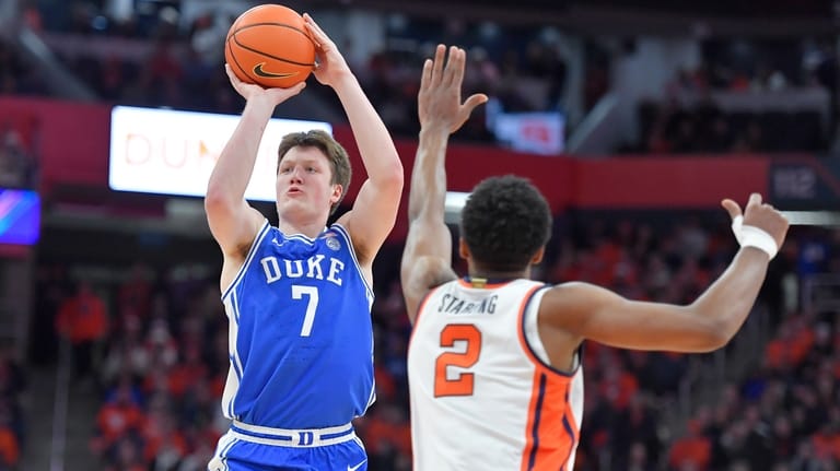 Duke guard/forward Kon Knueppel (7) shoots over Syracuse guard J.J....