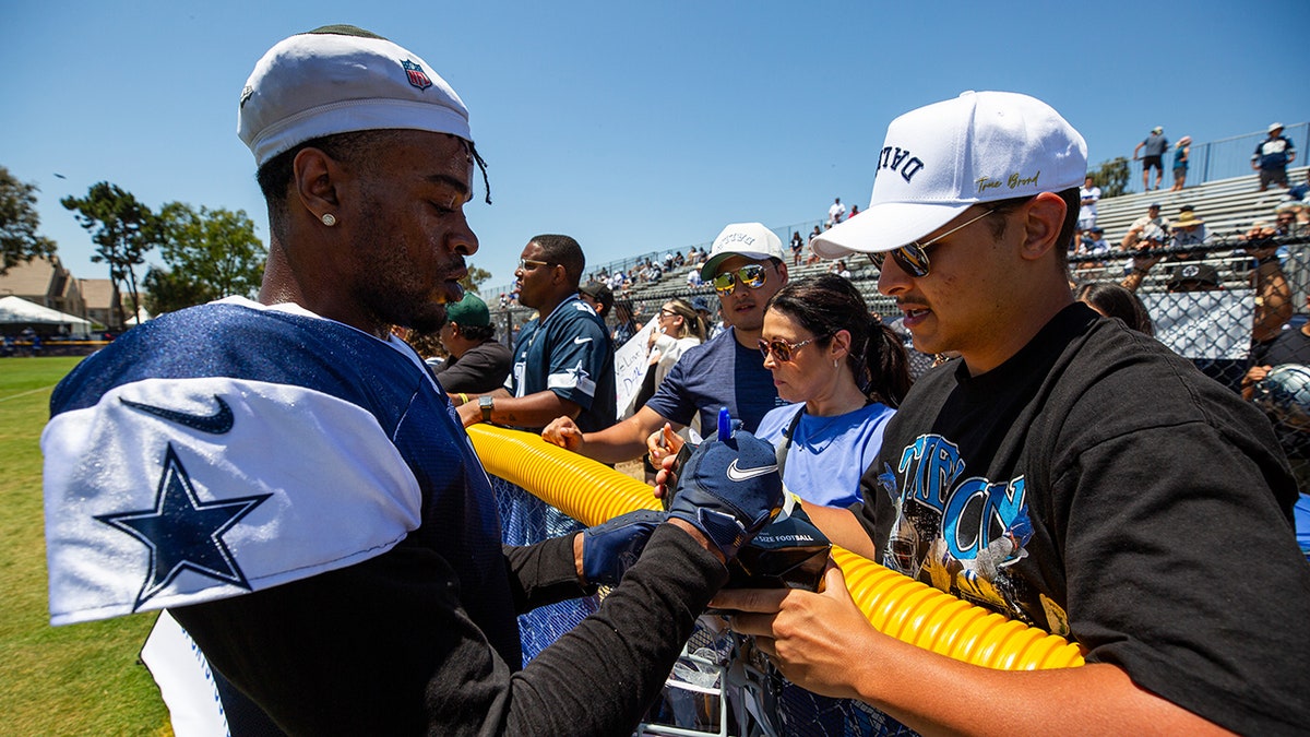 Kelvin Joseph signs autographs